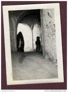 Belle photo ALGERIE 1932 - TOUGGOURT - ARCADES - FEMME VOILÉE