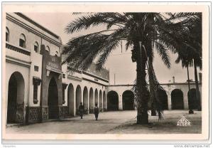 cpsm bon etat   touggourt ,  hotel du hoggar , animation , timbres oblitérés , courrier voir verso , carte tres rare