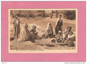 *  CPA..ALGERIE..TOUGGOURT..   ..Une Famille de Nomades