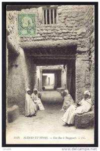 CPA  ANCIENNE- TUNISIE- TOUGGOURT  SCENE ET TYPE DANS UNE RUE- TRES GROS PLAN