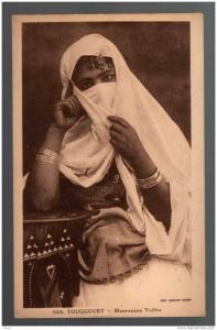 Cpa 934 TOUGGOURT - Mauresque voilée- bracelets- Chocolat CARDON Cambrai