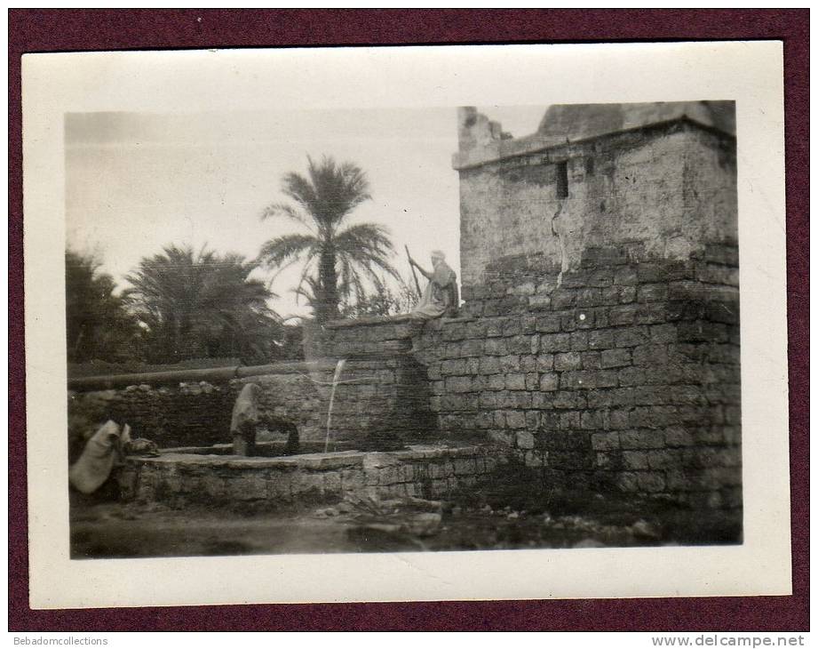 Belle photo ALGERIE 1932 - TOUGGOURT - FONTAINE - ANIMÉE