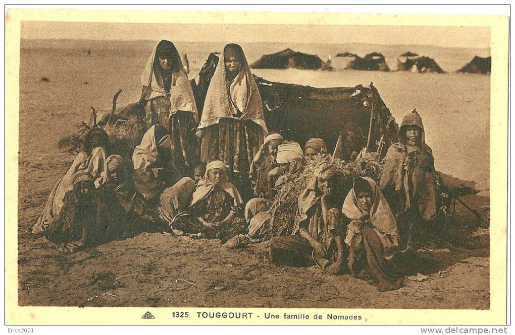 Autres villes. Touggourt. une famille de nomades. dans le desert.