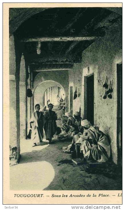 ALGERIE  -  DZ-TS15  -  TOUGGOURT  -  SOUS LES ARCADES DE LA PLACE
