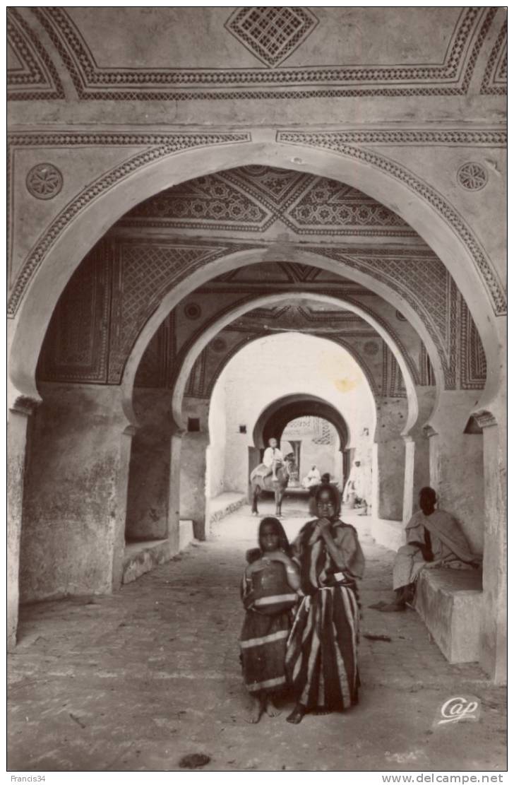 CPA - Touggourt - Rue Couverte conduisant à la Zaouïa de Temacine