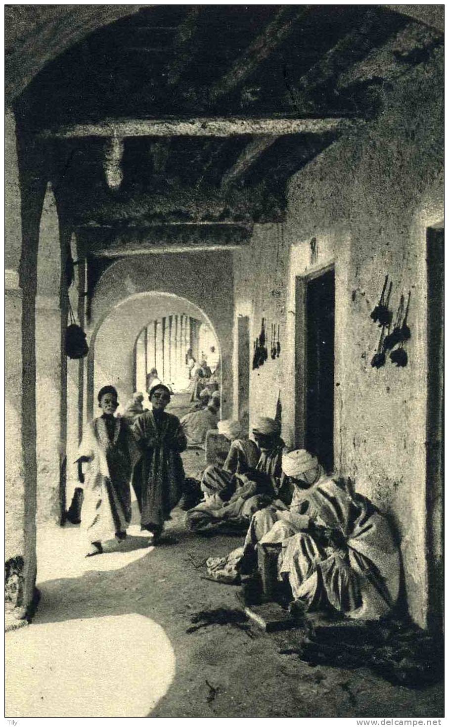 Algerie. TOUGGOURT -sous les Arcades de la Place -  LL - vers 1925- Neuve parfaite