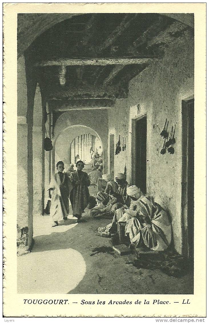 TOUGGOURT  -  Sous les Arcades de la Place.