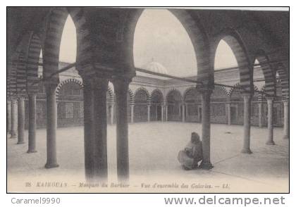 El-Kantara    Mosquée du barbier    vue d'ensemble des galeries            scan 3037