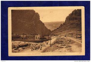 ALGERIE / ALGERIEN    El Kantara  Groups d´Arabes allant traverser les Gorges