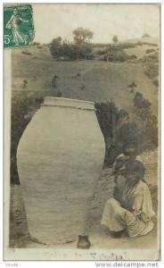 réf  D.V.13-117  Scène de Kabylie  grande jarre carte- photo expédiée de Bouira 1909
