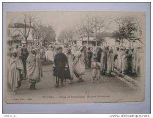 CPA   AFN   ALGERIE   BOUIRA   PLACE DE STRASBOURG  JOUR DE MARCHE