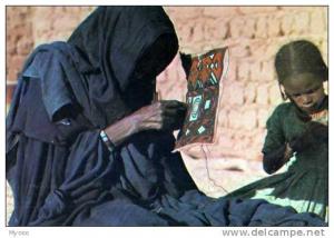 Femme entrain de broder (Hoggar) ,fillette