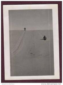 Belle photo ALGERIE 1932 - HOGGAR - HOMMES DANS LES DUNES