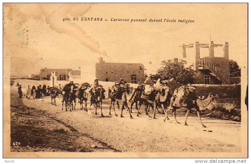 ALGERIE  EL KANTARA  Caravane passnt devant l'Ecole Indigène  ..... ( Ref H2236 )