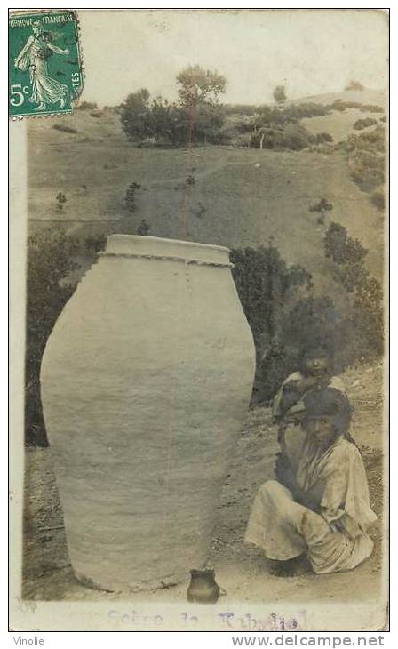 réf  D.V.13-117  Scène de Kabylie  grande jarre carte- photo expédiée de Bouira 1909