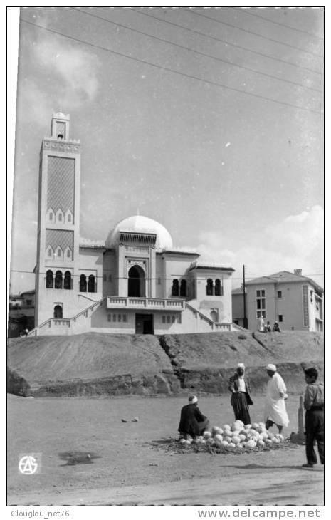 BOUIRA...LA MOSQUEE...CPSM PETIT FORMAT ANIMEE