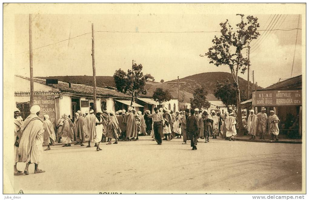 Bouira .  Le Centre un jour de Marché .  Animé .