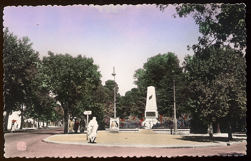 CPSM animée Algérie  BOUIRA  Le Square et le Monument aux Morts