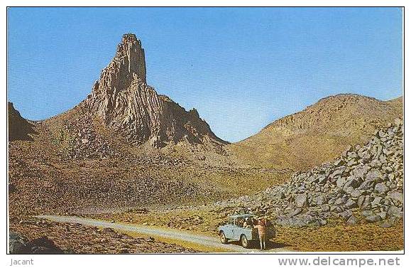 Hoggar - Sur la Piste près de l' Ermitage du Pere Foucault