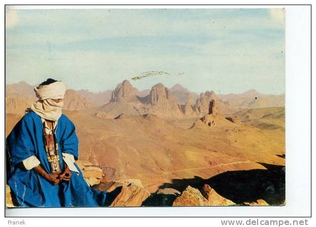 ALG012 - Homme Bleu dans le désert, dans Le HOGGAR , devant  L'ASSEKREM (Algérie)