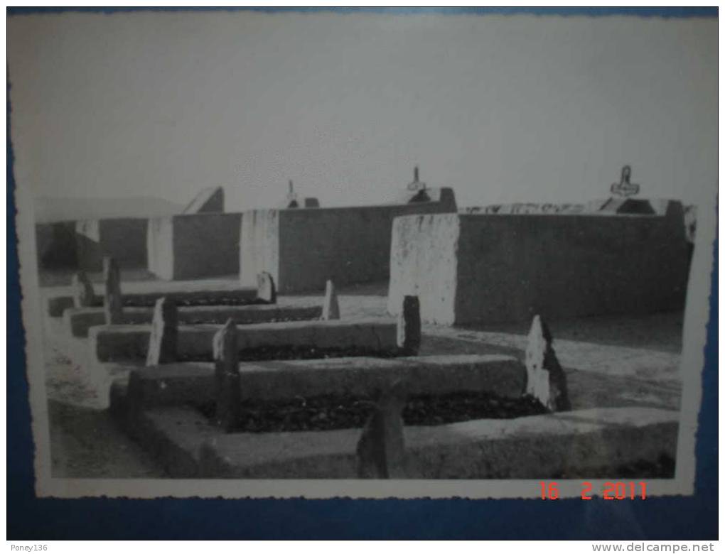 Hoggar_cimetiere fort Motylinski_tombes de soldats tombes au combat entre 1909 et1917