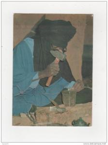 Algérie Artisan de Bijoux ( Hoggar ) travaillant avec marteaux outils belle carte écrite
