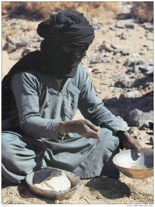 DANS LE HOGGAR....TARGUI PREPARANT LE PAIN...TAGUELLA MELLA....