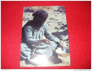 Algerie - Dans le Hoggar, Tragui préparant le pain Taguelle Mella