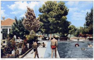 Geryville (Sud-Oranais). La piscine municipale. Baigneurs. Hommes et garçons en maillot de bain..