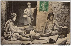 MILIANA FEMME PREPARANT LE COUSCOUS FEMME PEIGNANT LA LAINE