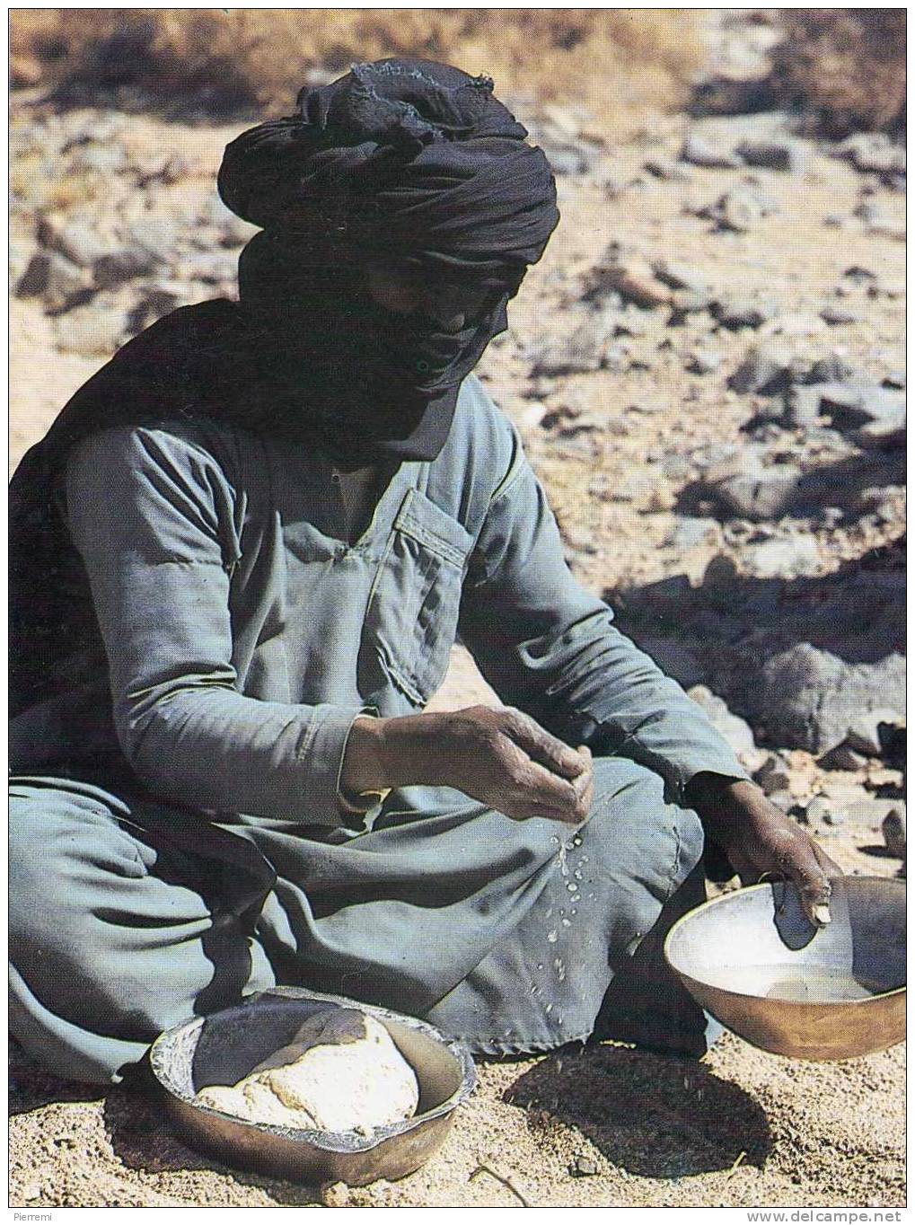 DANS LE HOGGAR....TARGUI PREPARANT LE PAIN...TAGUELLA MELLA....