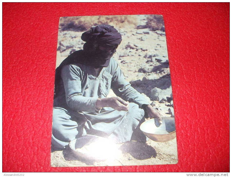 Algerie - Dans le Hoggar, Tragui préparant le pain Taguelle Mella