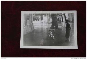 MILIANA   01-10-1950 JEAN JACQUES SUR LA POUSSETTE    ANCIENNE  PHOTOGRAPHIE  EN ALGERIE EX COLONIE  FRANCAISE