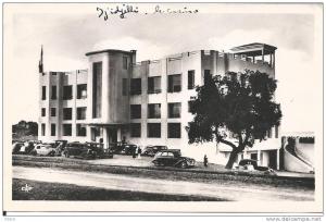 ALGERIE-DJIDJELLI LE CASINO-ET SES VIEILLES VOITURES