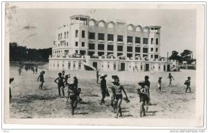 ALGERIE -  DJIDJELLI - LE CASINO ET PLAGE DU SABLE - ENFANTS AU 1er PLAN -  ED.PHOTO AFRICAINES ALGER   1953