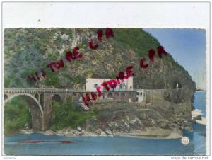 ALGERIE - BOUGIE - LA CORNICHE DE BOUGIE A DJIDJELLI- LE PONT ET LA MAISON DU GARDIEN DE LA GROTTE MERVEILLEUSE