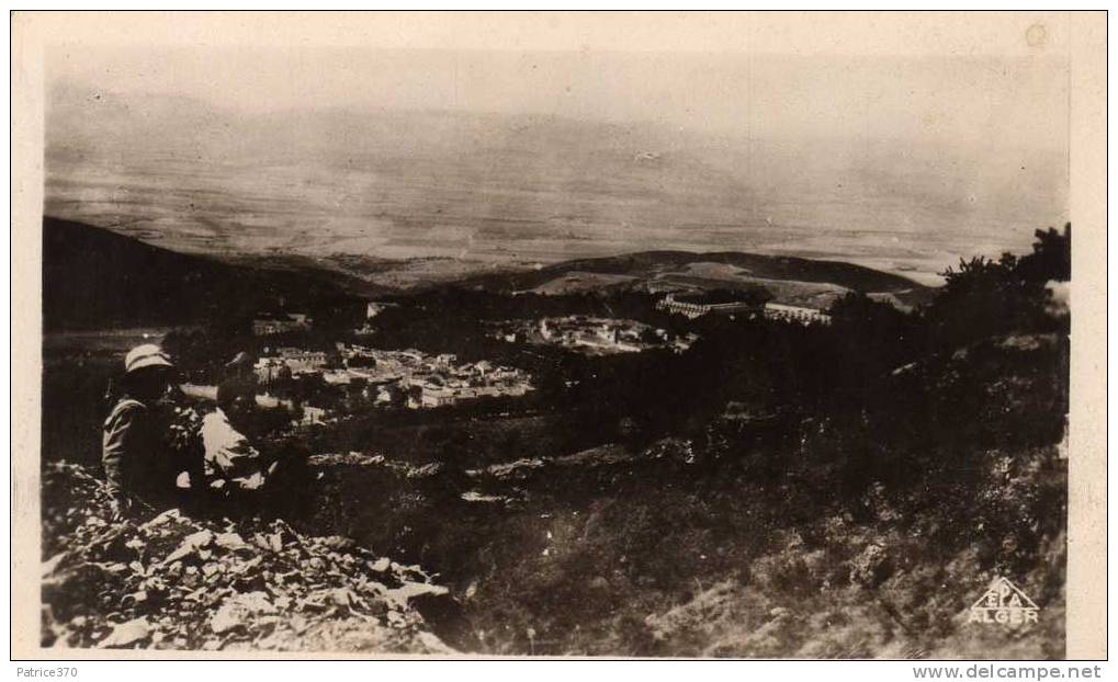 ALGERIE MILIANA - Vue générale avec deux personnages assis sur les rochers
