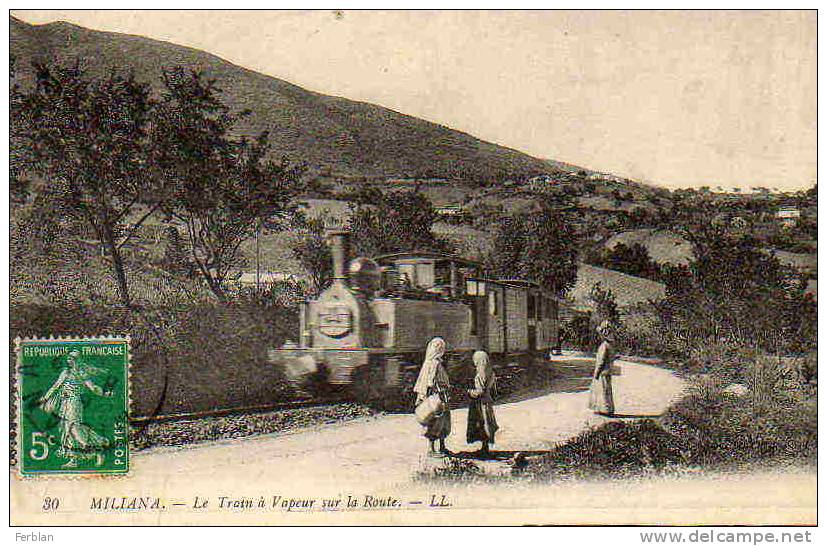 AFRIQUE. ALGERIE. MILIANA. Vue sur Le Train à Vapeur sur La Route.