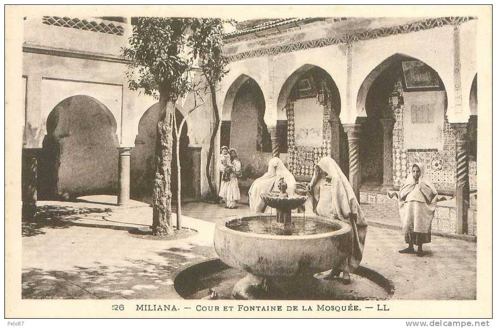 CPA  Miliana Cour et Fontaine de la Mosquée (animée)  B187