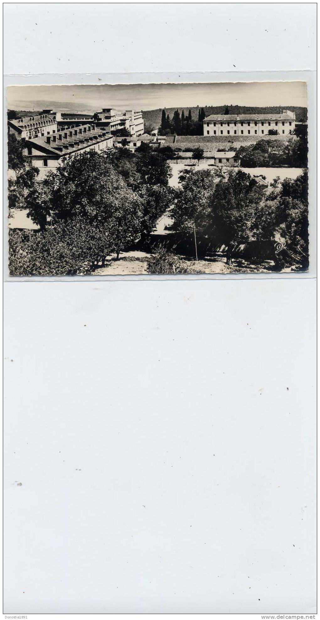 ALGERIE MILIANA Vue sur les casernes et l´ hôpital   .9x14 dentelée , glaçée  .