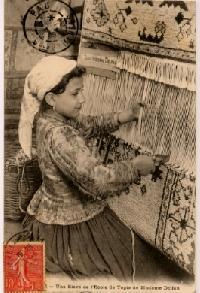 UNE ELEVE DE L ECOLE DE TAPIS DE MME DELFAU - CACHET DE MILIANA