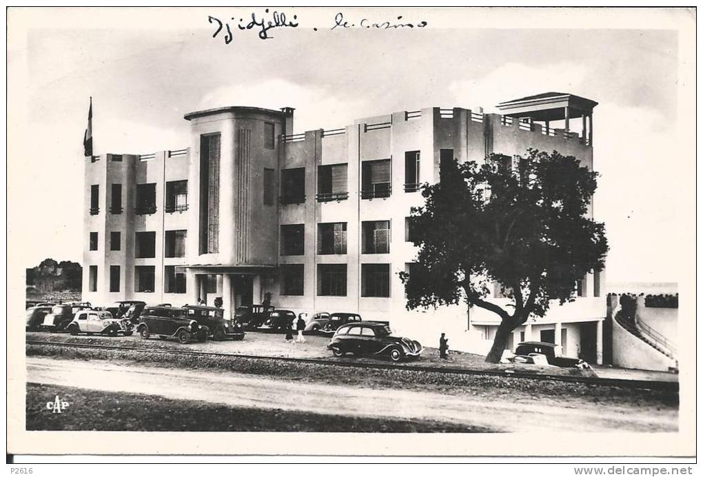 ALGERIE-DJIDJELLI LE CASINO-ET SES VIEILLES VOITURES