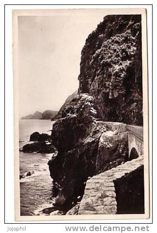 Route de la corniche entre Bougie et Djidjelli près des grandes falaises