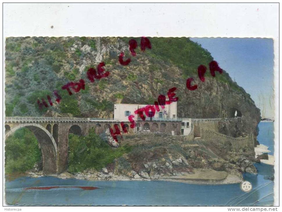 ALGERIE - BOUGIE - LA CORNICHE DE BOUGIE A DJIDJELLI- LE PONT ET LA MAISON DU GARDIEN DE LA GROTTE MERVEILLEUSE