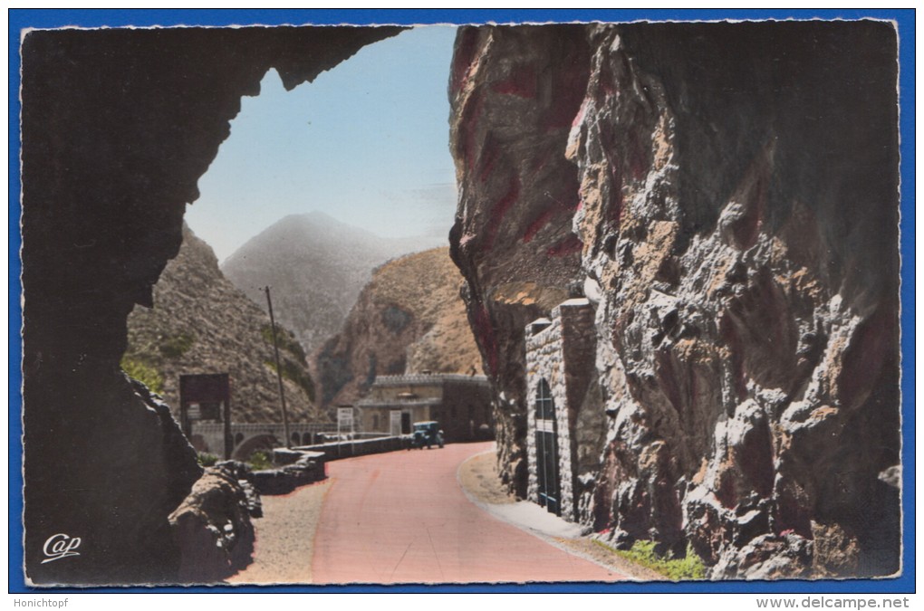 Algerien; Corniche de Djidjelli a bougie; Entree des Grottes Merveilleuses; Auto