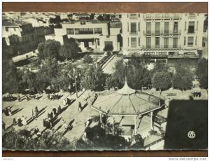 ALGÉRIE - MASCARA - La Place Gambetta. (Le Kiosque, les Commerces...) CPSM