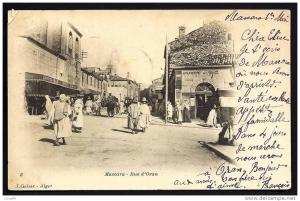 CPA  PRECURSEUR-  ALGÉRIE- MASCARA- LA RUE D'ORAN EN 1900 AVEC TRES BELLE ANIMATION- MANUFACTURE DE TABAC-