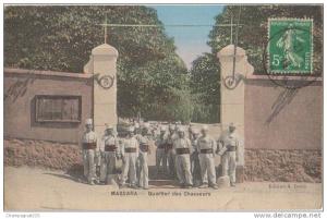 CPA ALGERIE MASCARA Quartier des Chasseurs Soldats Militaires carte toilée couleur 1913