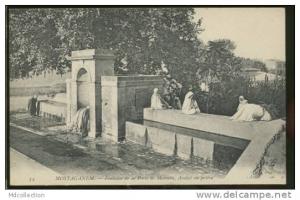 ALGERIE MOSTGANEM /  Fontaine de la porte de Mascara - arabes en prière