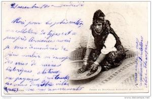 Algerie Femme de Bou Saada preparant le couscous carte precurseur tampon Oran